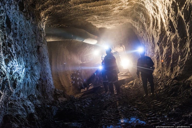 Illustration for article titled The Nearly Mile-Wide Diamond Mine That Helped Build the Soviet Union